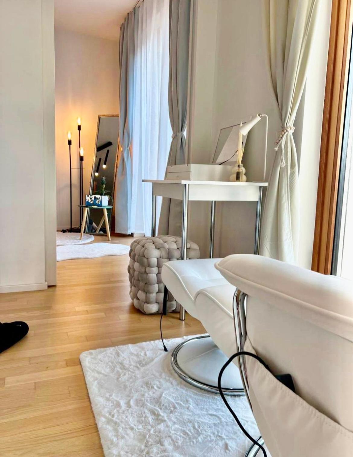 White Luxury Apartment *